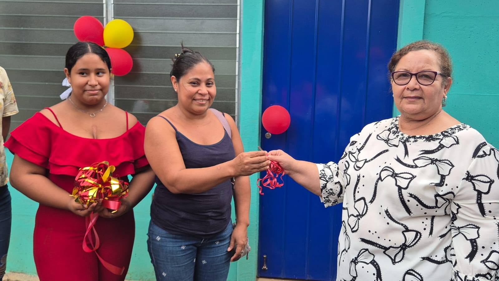 Entrega de nuevas viviendas de interés social en el área urbana de Nueva Guinea.